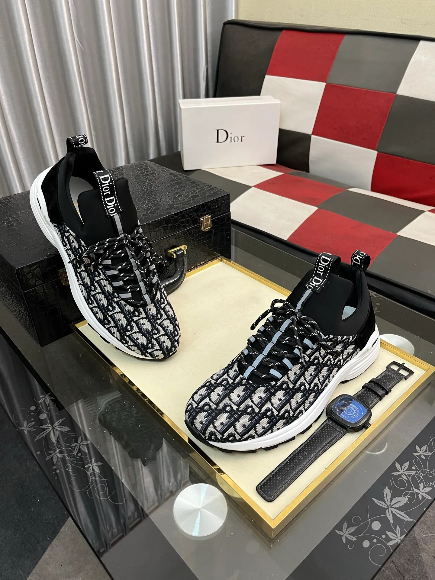 Men's Men's Shoes💰440⌚️⌚️ Dior's casual and sporty style combines the elements of dad's bag-soled shoes, successfully breaking through the dad shoe style that has been on the streets in recent years, and becoming a beautiful landscape in luxury goods. The fabric is high mercerized with breathable mesh, and the mesh on both sides of the shoe is made of three layers of composite technology. The bottom process uses package molding fabrics: imported high mercerized 🐂 cowhide stitching with original customized D-shaped mesh code number: 38-443️⃣Colors available
